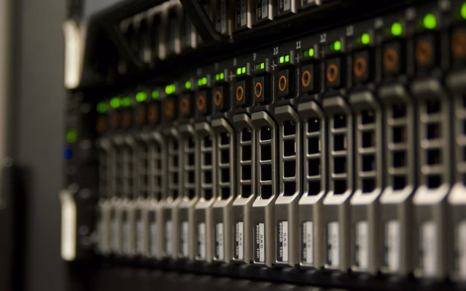 صورة توضيحية لرفوف خوادم؛ لا تعرض منظومة AMD Helion