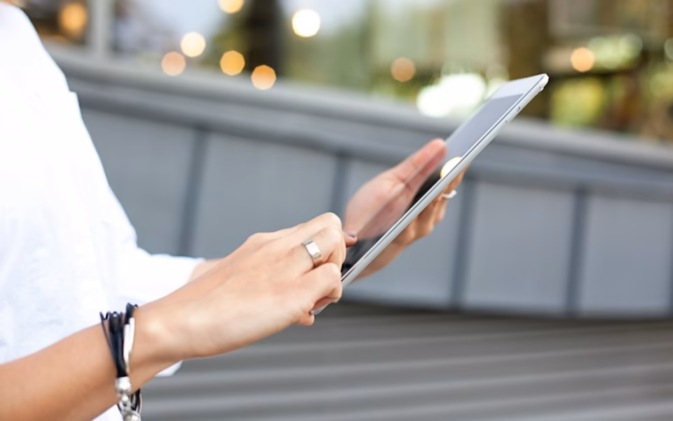 صورة توضيحية لاستخدام جهاز لوحي آخر، وليست لجهاز Amazon Alexa Tablet